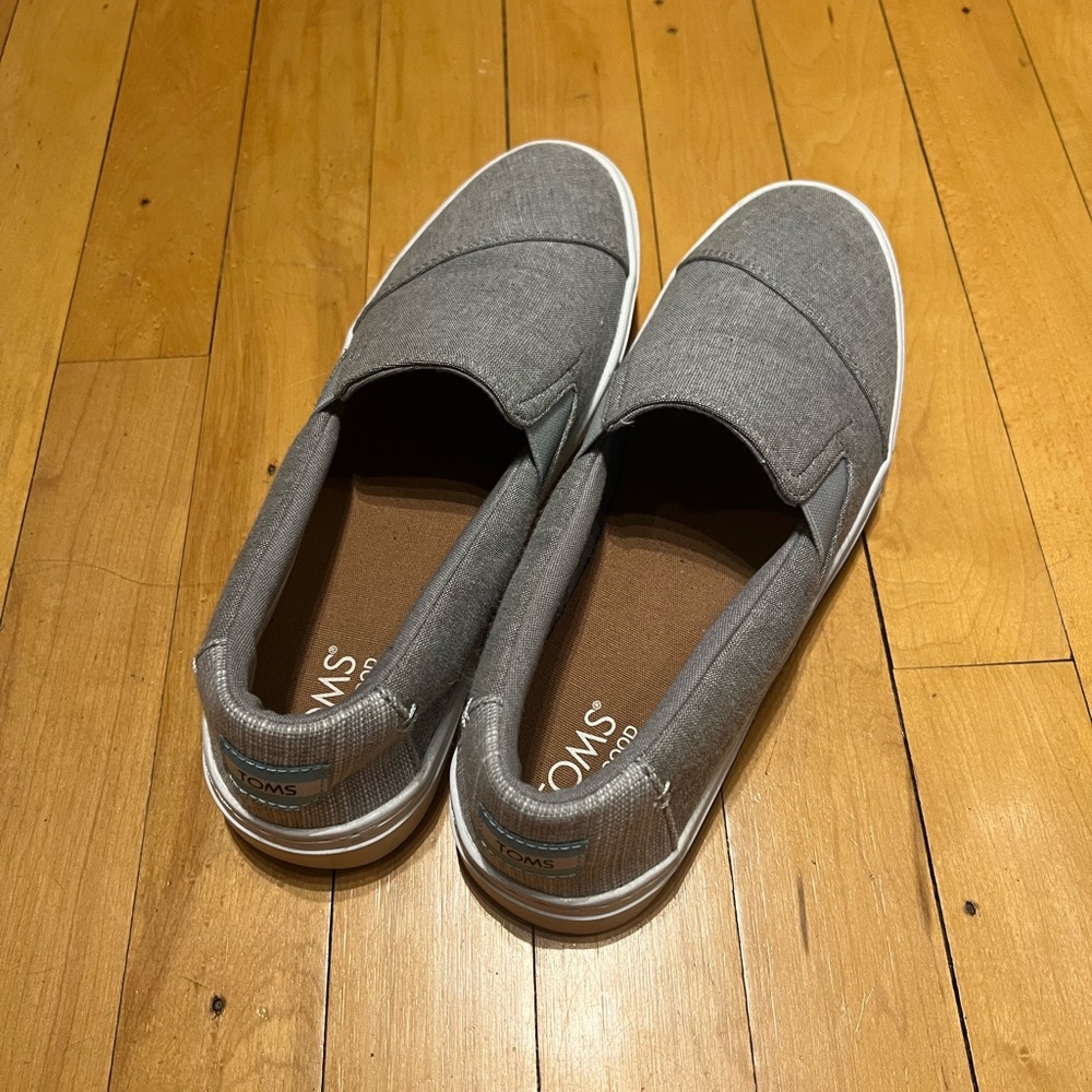 NWOT Tom’s Gray Canvas Loafer
